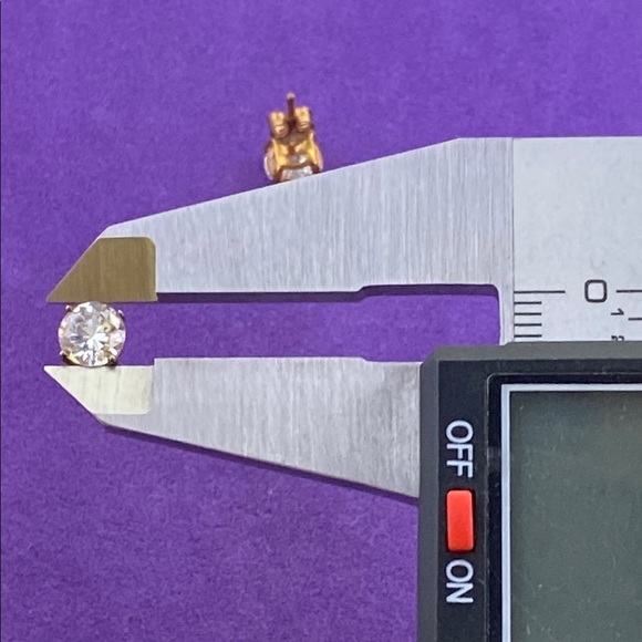 💛 Classic 925 Gold CZ Stud Earrings - Picture 4 of 7